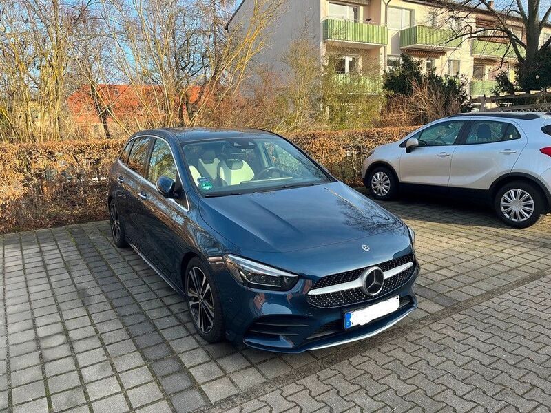 Blau Gebraucht 2019 Mercedes B220 AMG line Van / Kleinbus | 25.800 € (Fairer Preis) - Bild 1/4