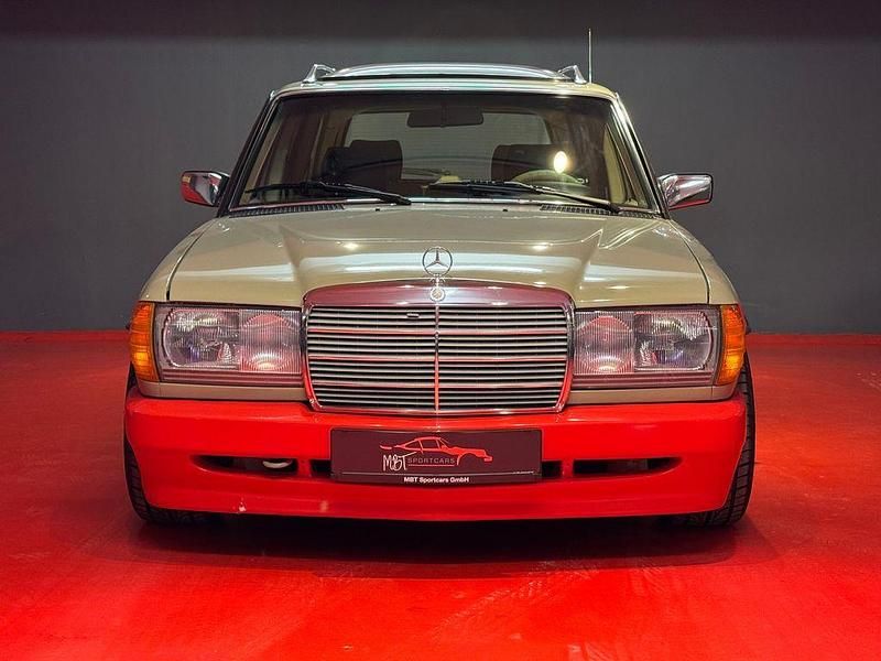 Grün Gebraucht 1984 Mercedes E230 Limousine | 21.900 € - Bild 1/4