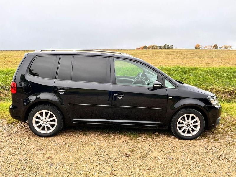 Gebraucht VW Touran Cup 105 PS (77 kW) 2014 Schwarz Van / Kleinbus