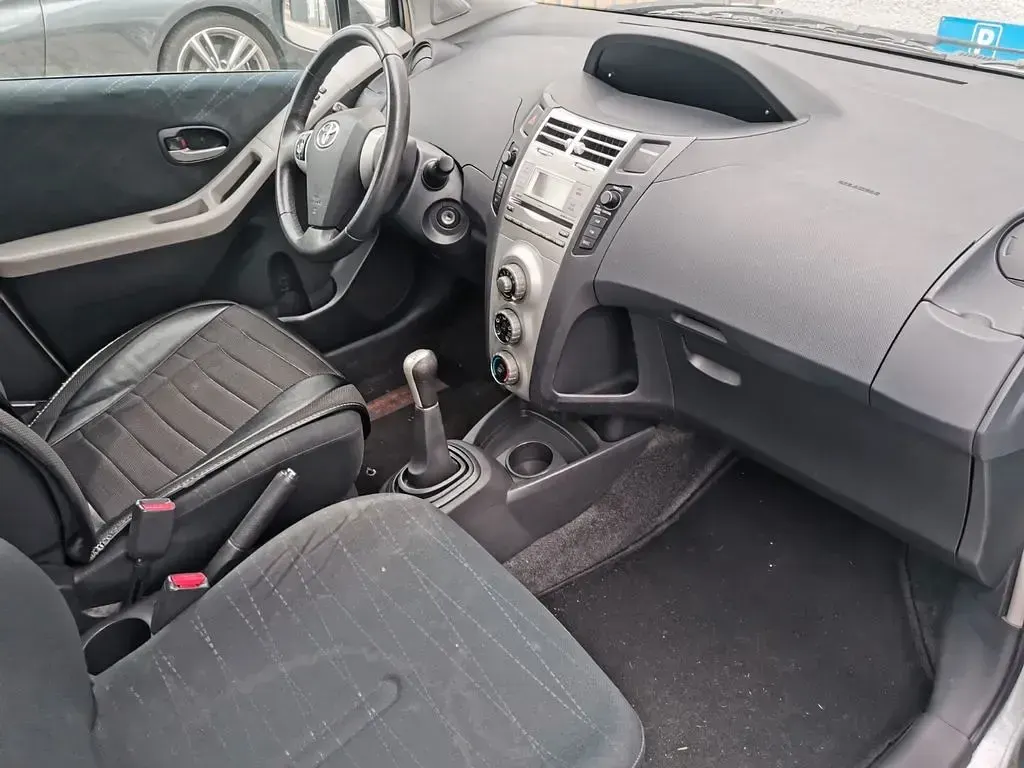Gebraucht Toyota Yaris 87 PS (63 kW) 2008 Silber Kleinwagen