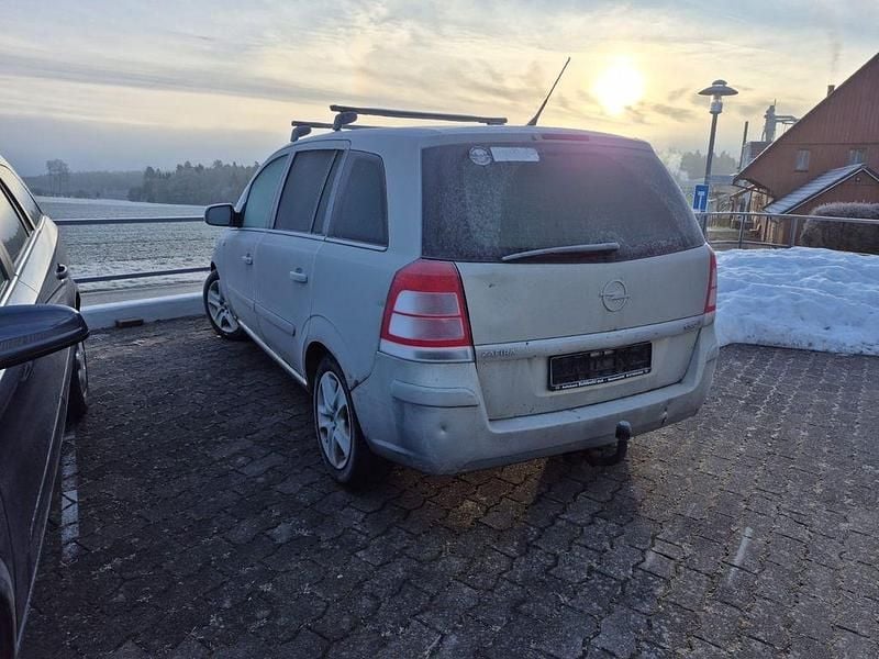 Gebraucht Opel Zafira Edition 125 PS (91 kW) 2010 Braun Van / Kleinbus