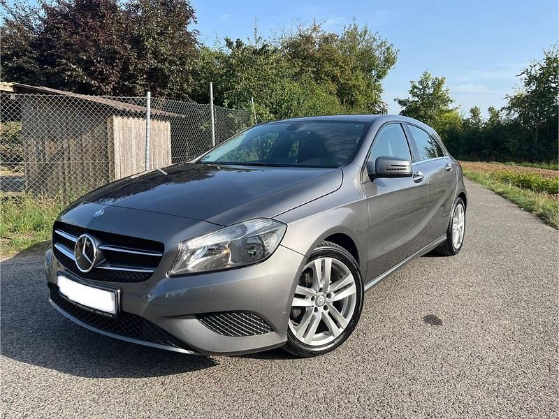 Grau Gebraucht 2013 Mercedes A180 Style Limousine | 11.800 € (Fairer Preis) - Bild 1/4
