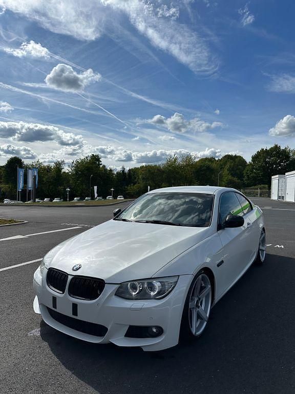 Weiß Gebraucht 2011 BMW 325 M Sport Coupé | 13.700 € (Fairer Preis) - Bild 1/4