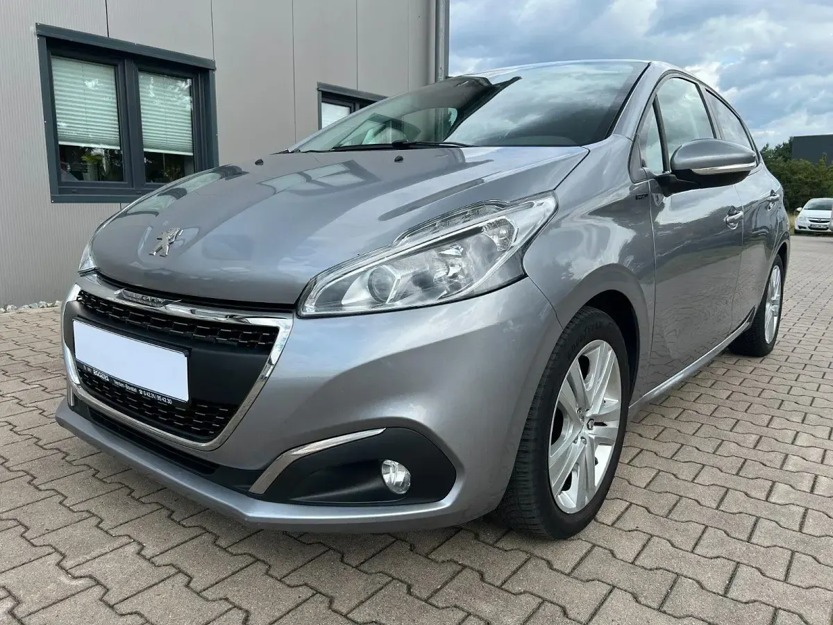Gebraucht Peugeot 208 Signature Sky 83 PS (61 kW) 2019 Grau Kleinwagen