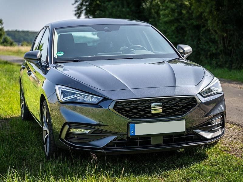 Grau Gebraucht 2021 Seat Leon FR Limousine | 21.200 € (Fairer Preis) - Bild 1/4