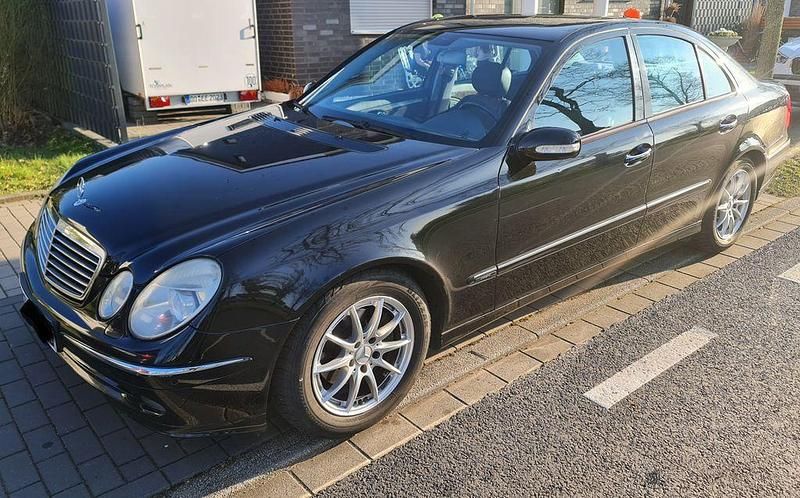 Gebraucht Mercedes E220 Avantgarde 150 PS (110 kW) 2006 Schwarz Limousine