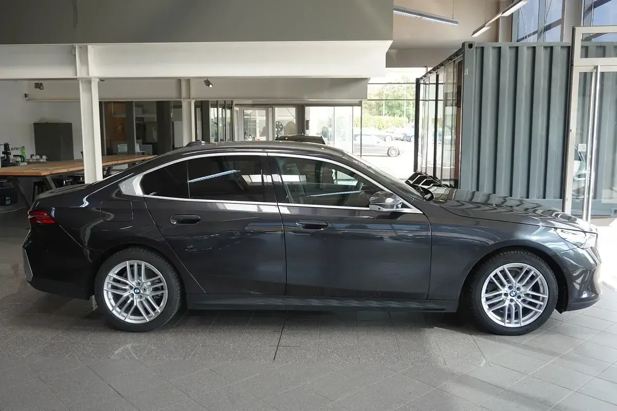 Gebraucht BMW 520 197 PS (144 kW) 2024 Grau metallic