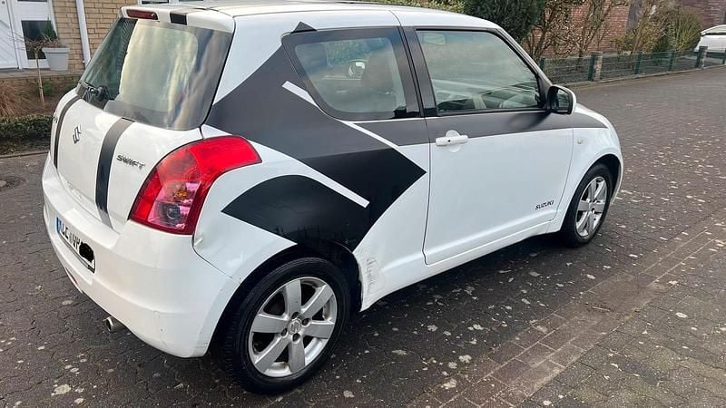 Gebraucht Suzuki Swift 67 PS (49 kW) 2010 Weiß Kleinwagen