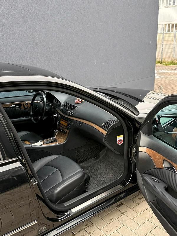 Gebraucht Mercedes E350 2008 Schwarz Limousine