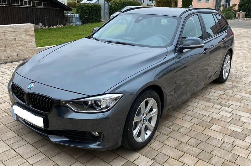 Grau Gebraucht 2013 BMW 320 Shadowline Kombi | 6.500 € (Superpreis) - Bild 1/4
