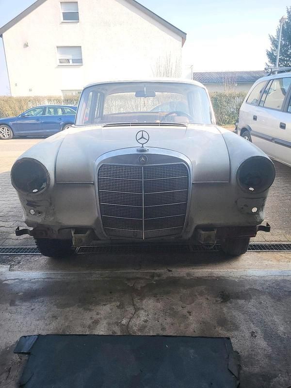 Gebraucht Mercedes 200 55 PS (40 kW) 1966 Beige Limousine