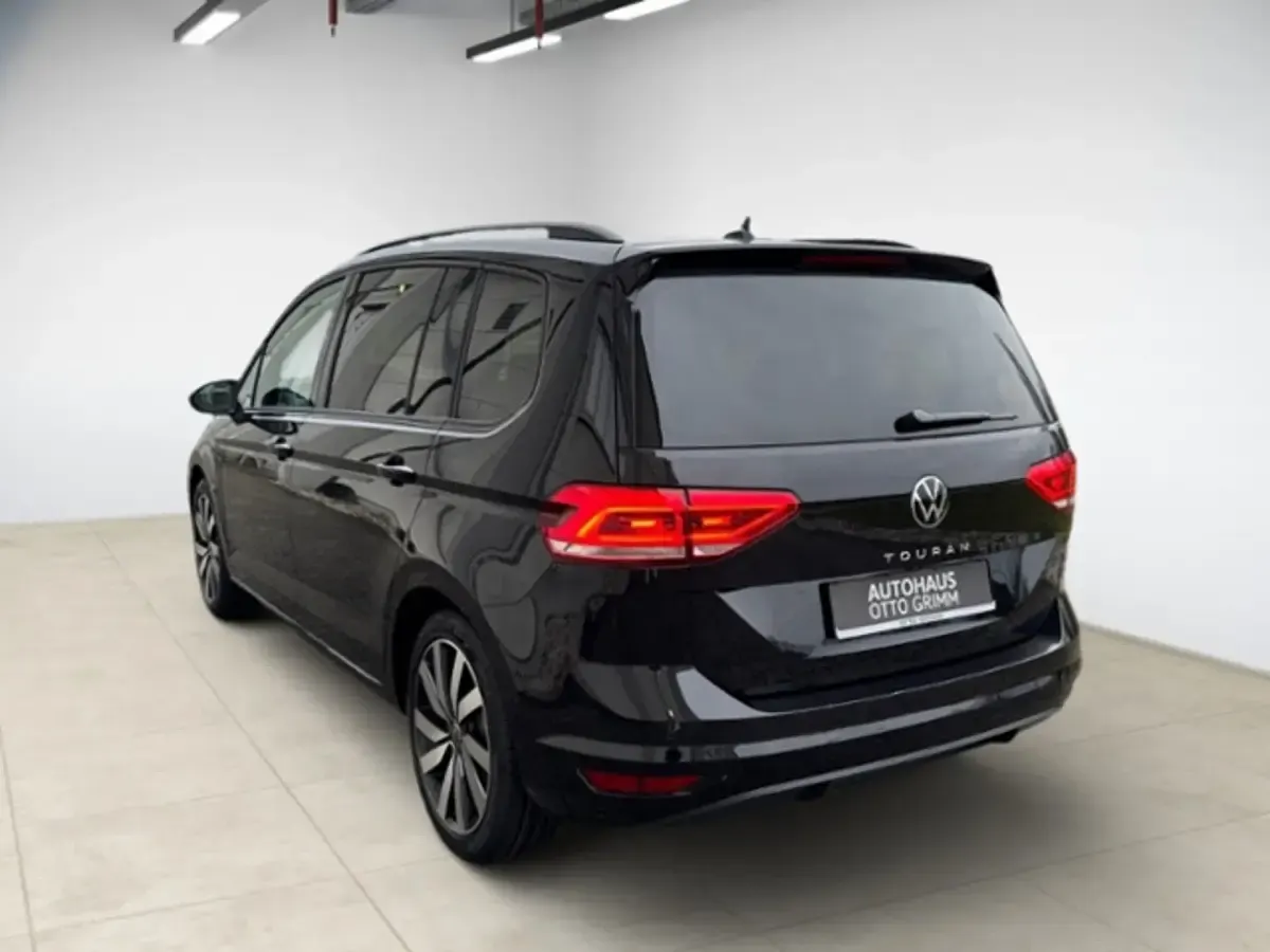 Gebraucht VW Touran Highline 150 PS (110 kW) 2025 Deep black perleffekt Van / Kleinbus