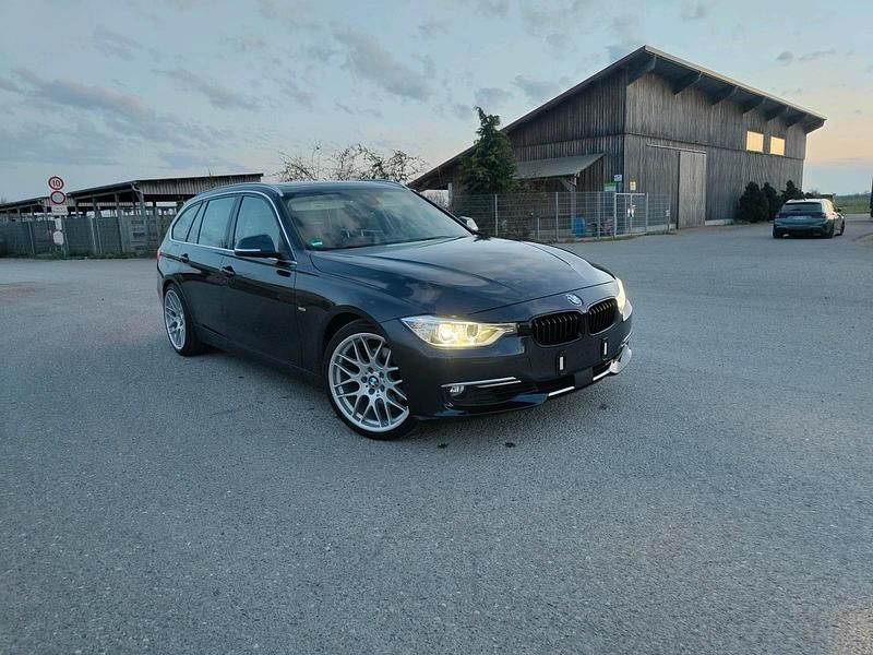 Blau Gebraucht 2014 BMW 330 Luxury Line Kombi | 8.999 € (Guter Preis) - Bild 1/4