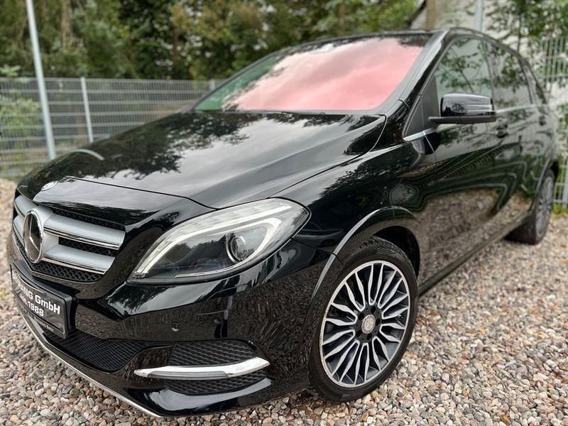 Schwarz Gebraucht 2016 Mercedes B250e Urban Van / Kleinbus | 16.541 € - Bild 1/4