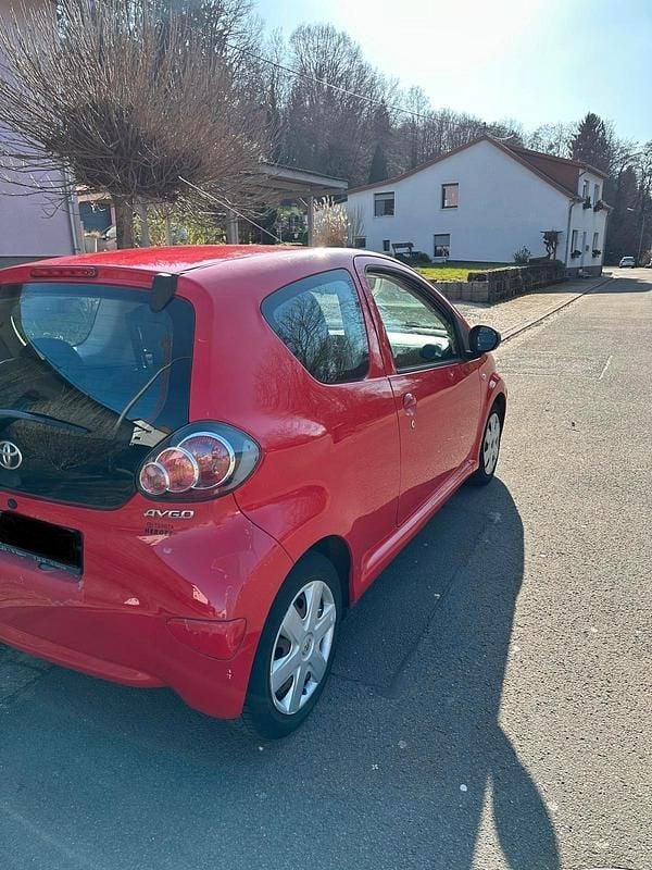 Gebraucht Toyota Aygo 68 PS (50 kW) 2010 Rot Kleinwagen