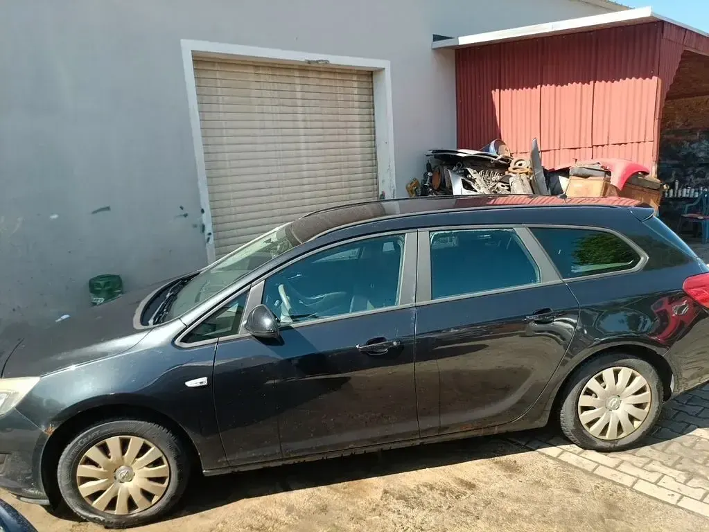 Używany Opel Astra Active 101 KM (74 kW) 2012 Czarny Kombi