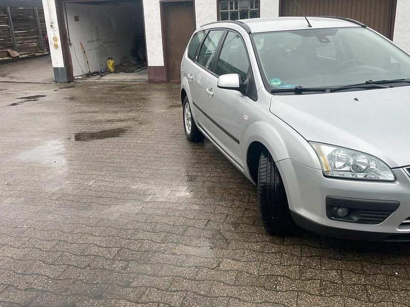 Gebraucht Ford Focus Ghia 101 PS (74 kW) 2005 Silber Kombi