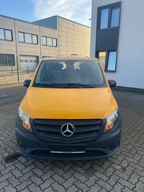 Gelb Gebraucht 2017 Mercedes Vito Van | 12.599 € (Guter Preis) - Bild 1/4