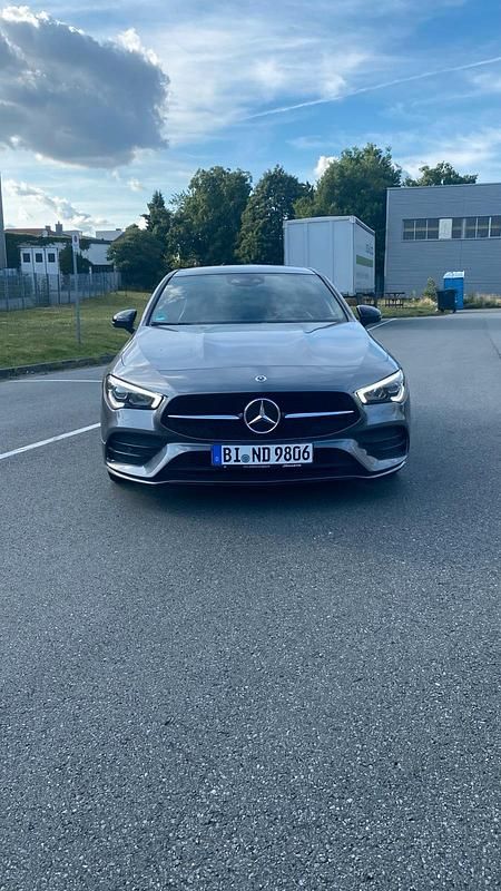 Grau Gebraucht 2021 Mercedes CLA180 Shooting Brake AMG Kombi | 27.000 € - Bild 1/4