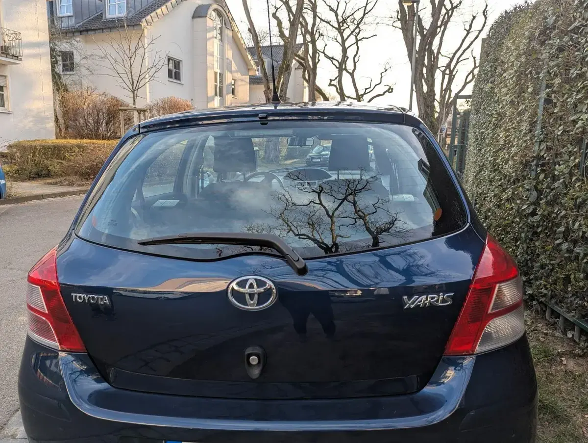 Gebraucht Toyota Yaris 69 PS (50 kW) 2011 Blau Kleinwagen
