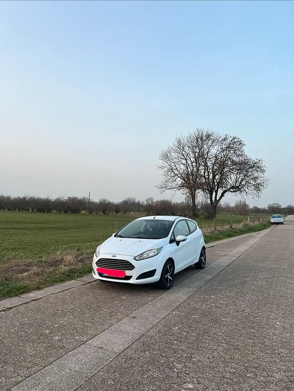Gebraucht Ford Fiesta 101 PS (74 kW) 2013 Weiß Kleinwagen