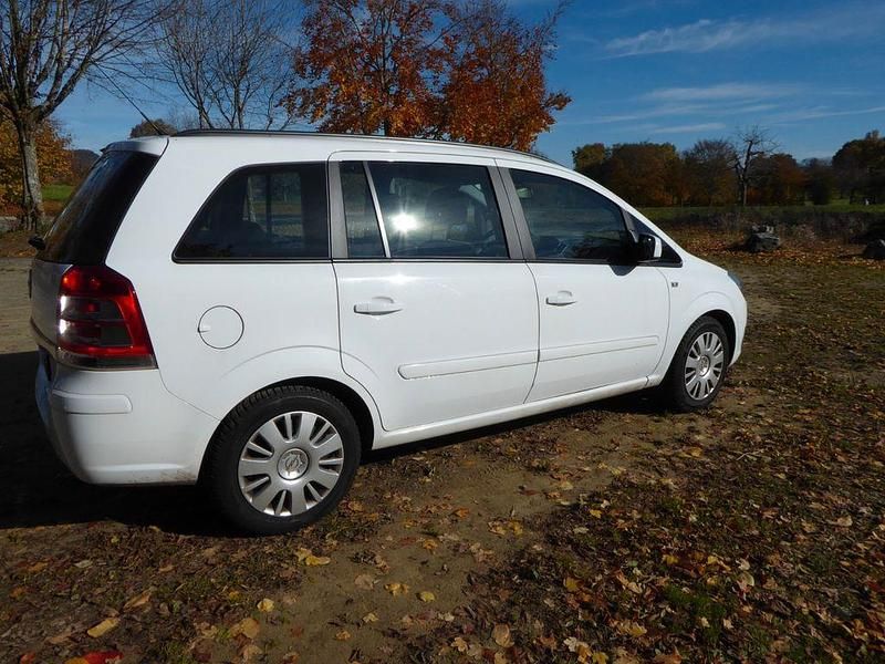 Weiß Gebraucht 2012 Opel Zafira Family Van / Kleinbus | 4.900 € (Superpreis) - Bild 1/1