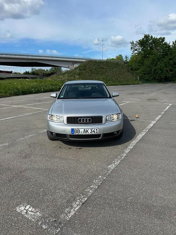 Silber Gebraucht 2002 Audi A4 Limousine | 3.000 € (Etwas zu teuer) - Bild 1/4