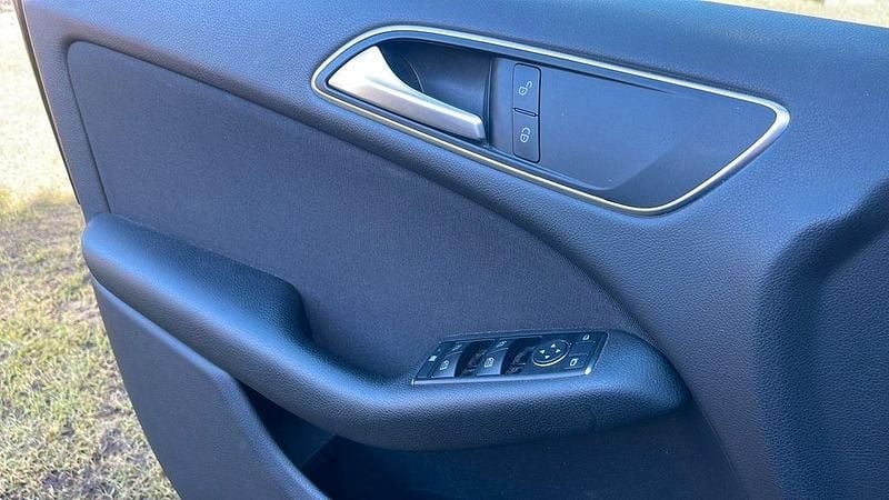 Gebraucht Mercedes B180 122 PS (89 kW) 2012 Schwarz Van / Kleinbus