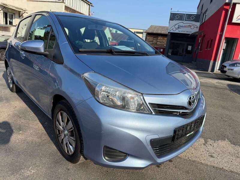 Light blue mica metallic Gebraucht 2012 Toyota Yaris Life Kleinwagen | 7.890 € (Etwas zu teuer) - Bild 1/4