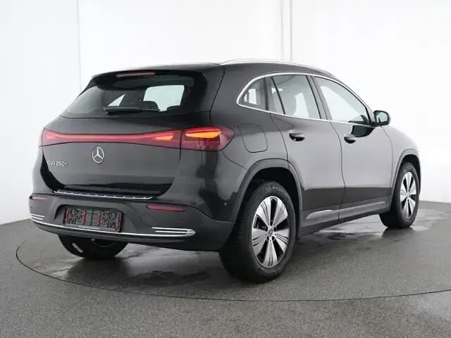 Gebraucht Mercedes EQA250 139 kW (190 PS) 2025 Metalliclack kosmosschwarz SUV