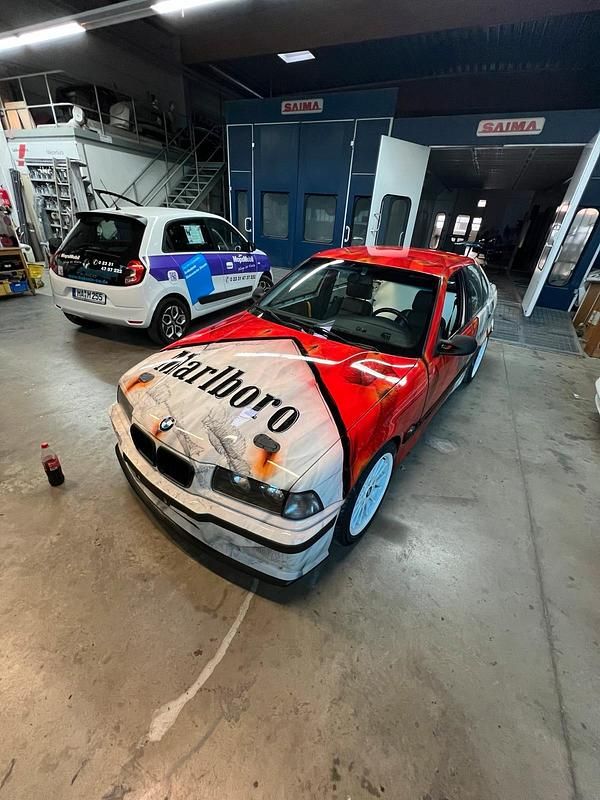 Weiß Gebraucht 1994 BMW 320 Basis Limousine | 6.299 € - Bild 1/4