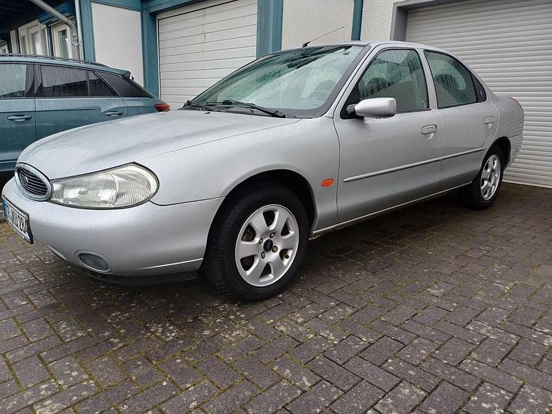 Gebraucht Ford Mondeo Ghia 131 PS (96 kW) 1997 Silber Limousine