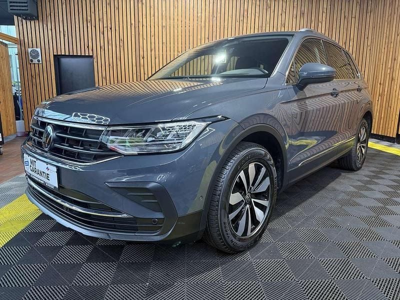 Grau Gebraucht 2024 VW Tiguan Move SUV | 32.750 € (Guter Preis) - Bild 1/4