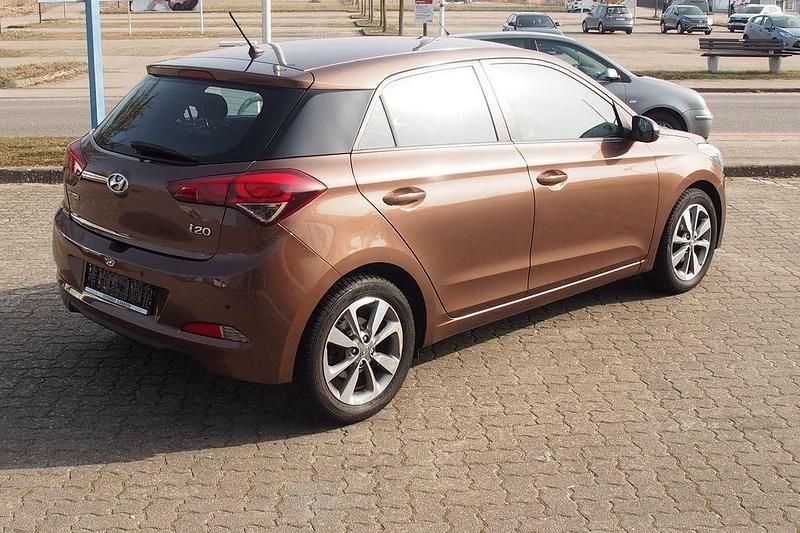 Gebraucht Hyundai i20 101 PS (74 kW) 2017 Braun Limousine