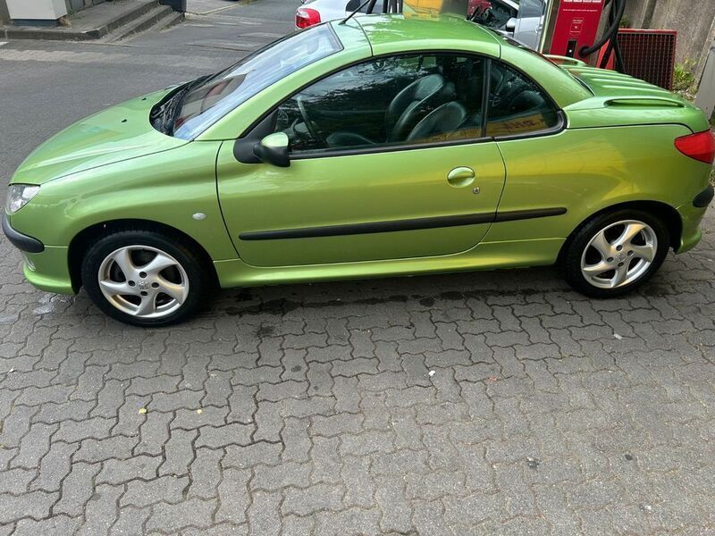 Grün Gebraucht 2002 Peugeot 206 CC Cabrio | 1.999 € (Etwas zu teuer) - Bild 1/4