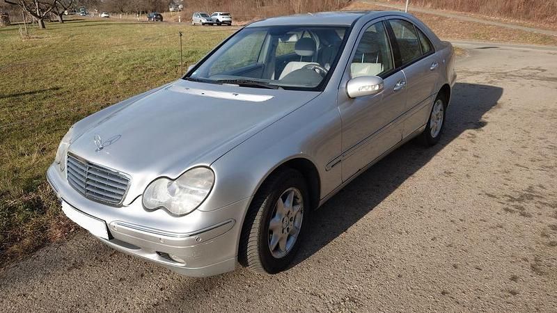 Grau Gebraucht 2002 Mercedes C200 Elegance Limousine | 3.995 € (Etwas zu teuer) - Bild 1/4