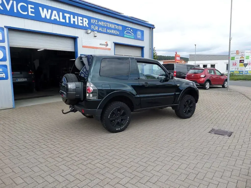 Gebraucht Mitsubishi Pajero Basis 190 PS (139 kW) 2016 Grün SUV
