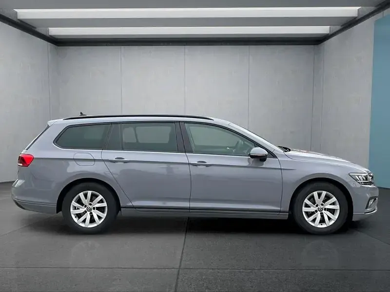 Gebraucht VW Passat 150 PS (110 kW) 2023 Grau Kombi