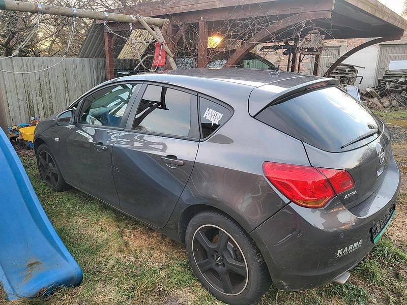 Gebraucht Opel Astra 120 PS (88 kW) 2012 Andere farben Kleinwagen