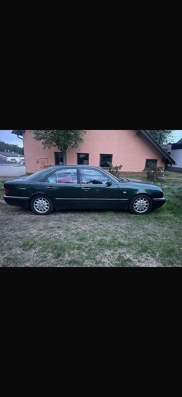 Gebraucht Mercedes E200 Avantgarde 136 PS (100 kW) 1998 Grün Limousine