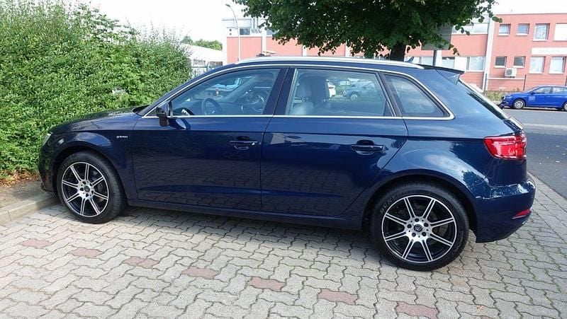 Blau Gebraucht 2016 Audi A3 Comfort Limousine | 11.900 € (Guter Preis) - Bild 1/4