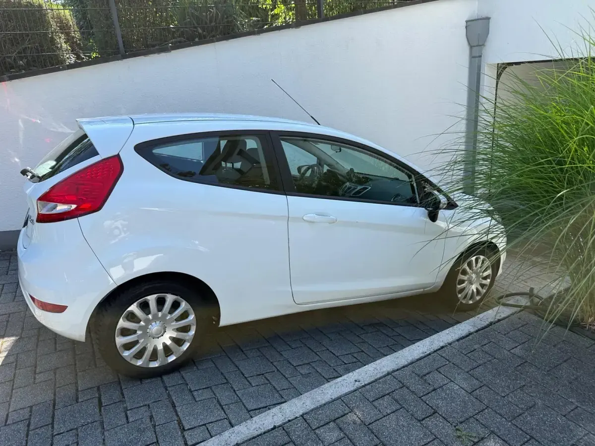Gebraucht Ford Fiesta 95 PS (69 kW) 2012 Weiß Limousine