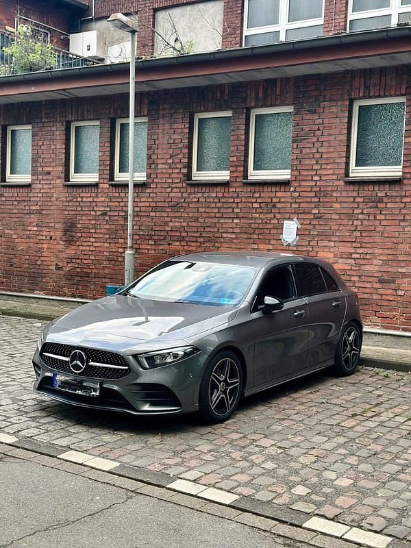 Grau Gebraucht 2020 Mercedes A180 AMG line Limousine | 35.000 € - Bild 1/4