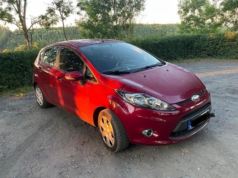 Rot Gebraucht 2012 Ford Fiesta Champions Edition Kleinwagen | 5.500 € (Fairer Preis) - Bild 1/4