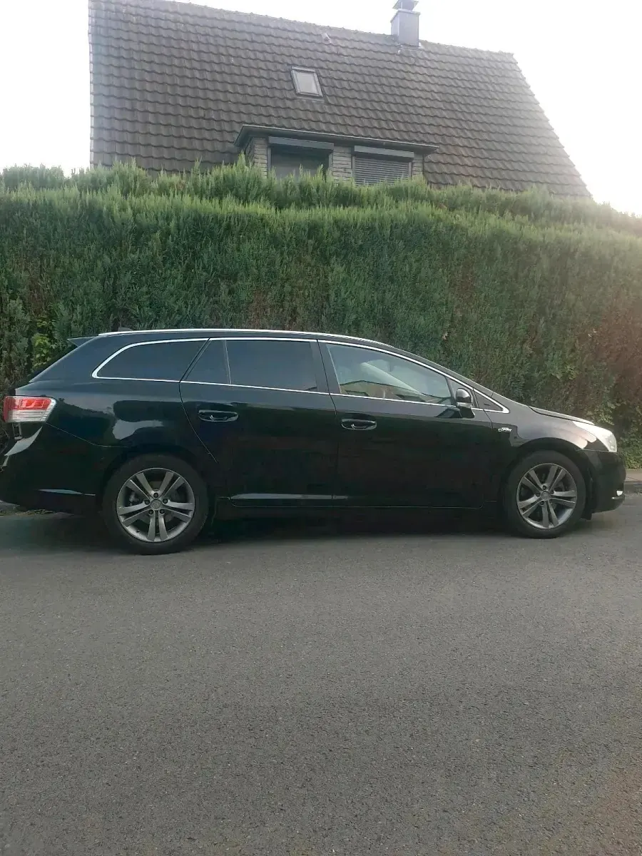 Gebraucht Toyota Avensis 150 PS (110 kW) 2011 Schwarz Kombi