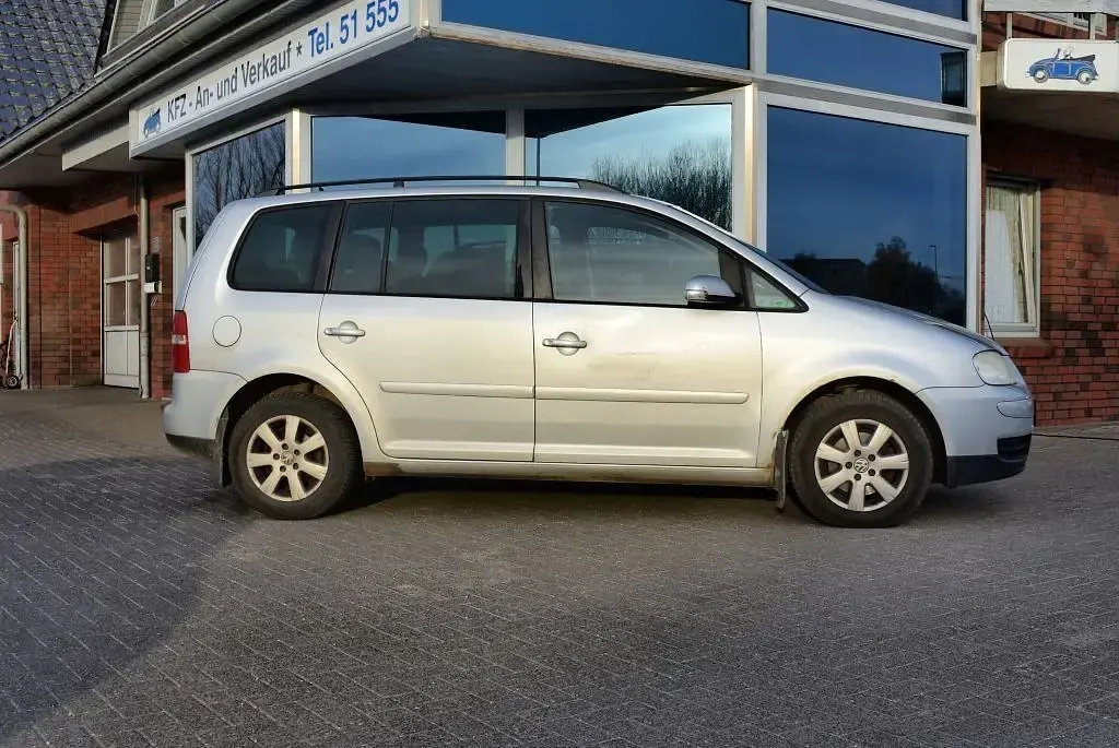 Gebraucht VW Touran Trendline 105 PS (77 kW) 2005 Reflexsilber metallic Van / Kleinbus