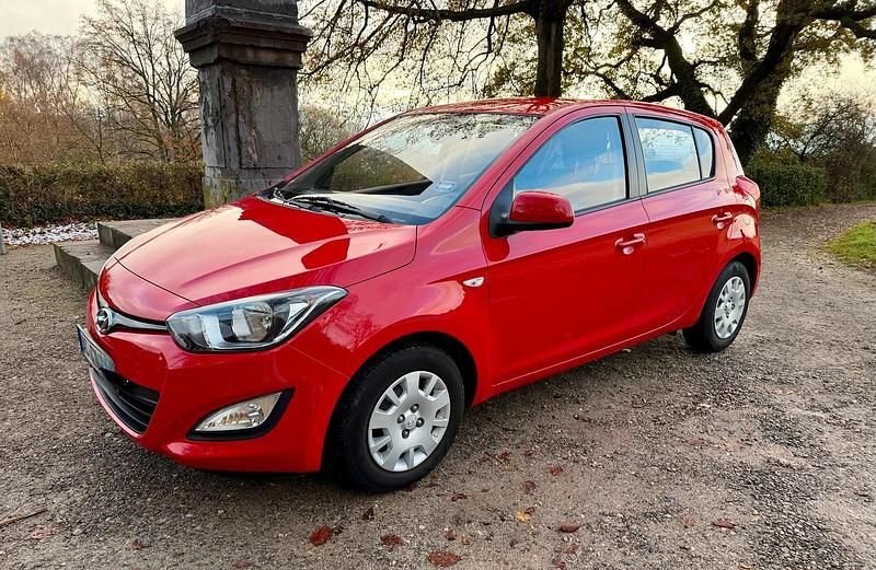 Rot Gebraucht 2012 Hyundai i20 Edition Kleinwagen | 4.790 € (Fairer Preis) - Bild 1/4