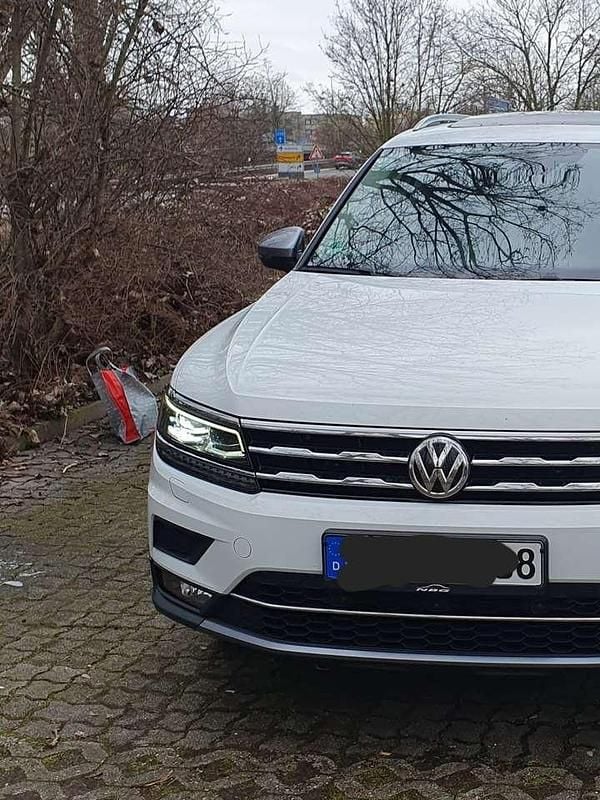 Weiß Gebraucht 2018 VW Tiguan Allspace Highline SUV | 27.900 € (Etwas zu teuer) - Bild 1/4