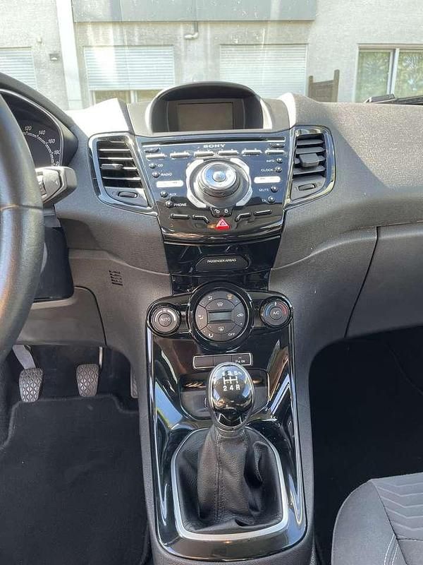 Gebraucht Ford Fiesta Titanium 82 PS (60 kW) 2013 Blau Kleinwagen