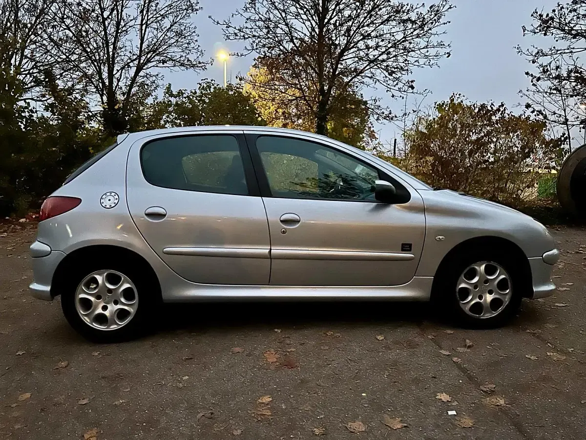 Gebraucht Peugeot 206 67 PS (49 kW) 2008 Silber Kleinwagen